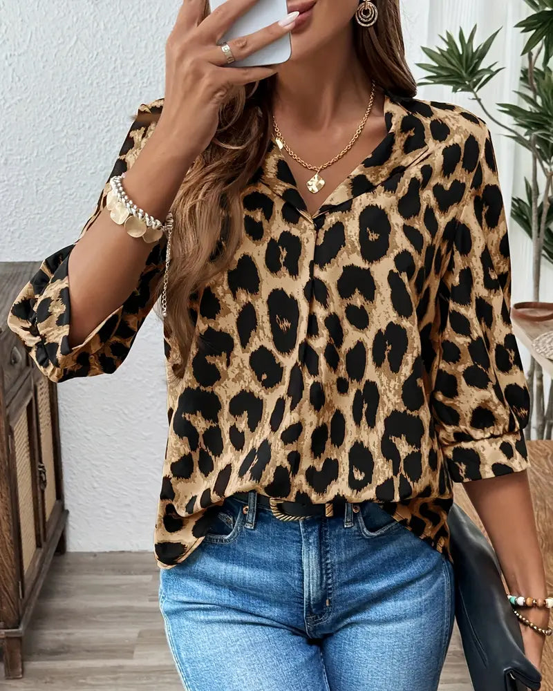 Blusa de mujer con estampado de moda, manga tres cuartos y escote en V. Comodidad para tu día a día.