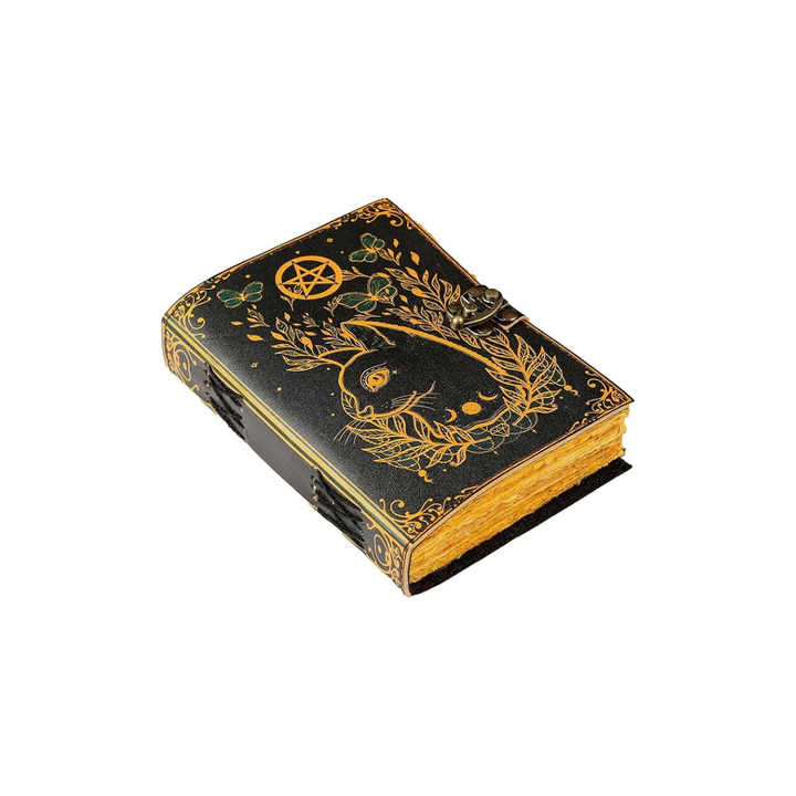 Cuaderno de cuero vintage con grabado de gato místico, ideal para escritura y notas.