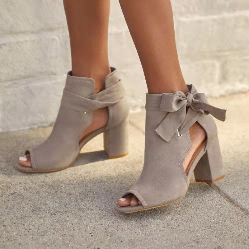 Sandalias de tacón alto para mujer, un calzado elegante y versátil que complementa cualquier atuendo de noche.
