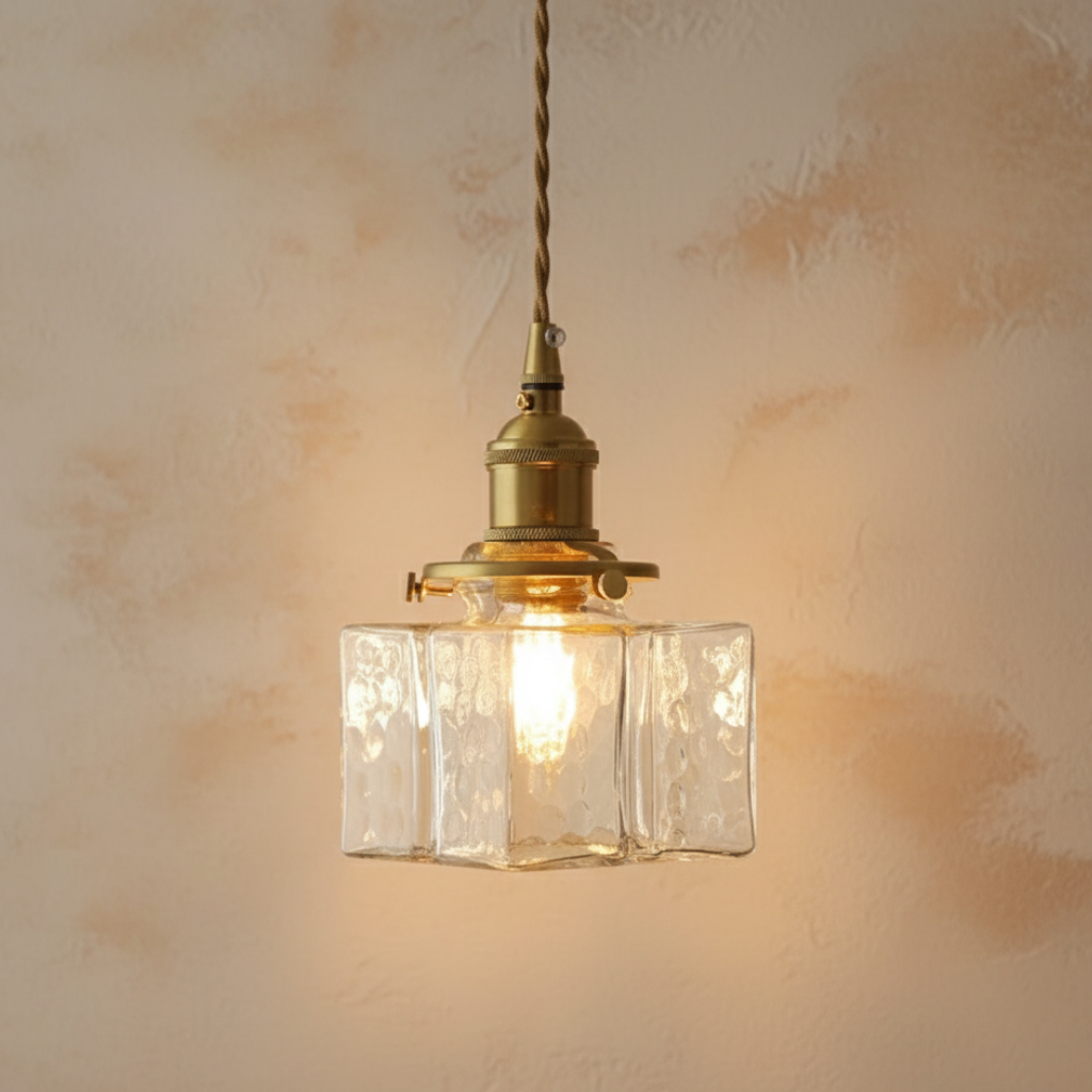 Lámpara colgante de vidrio texturizado vintage con detalles de latón para interior.