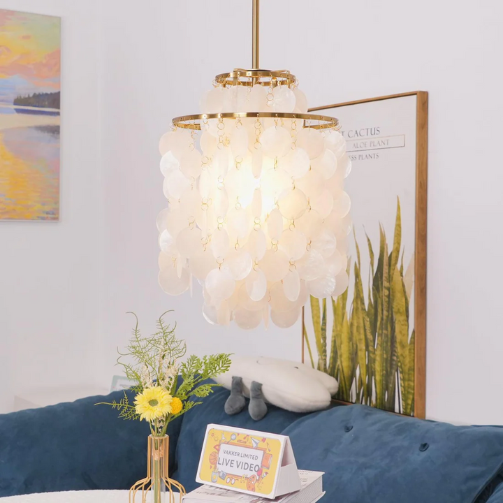 Lámpara de techo estilo vintage con detalles de conchas marinas, perfecta para crear ambiente.