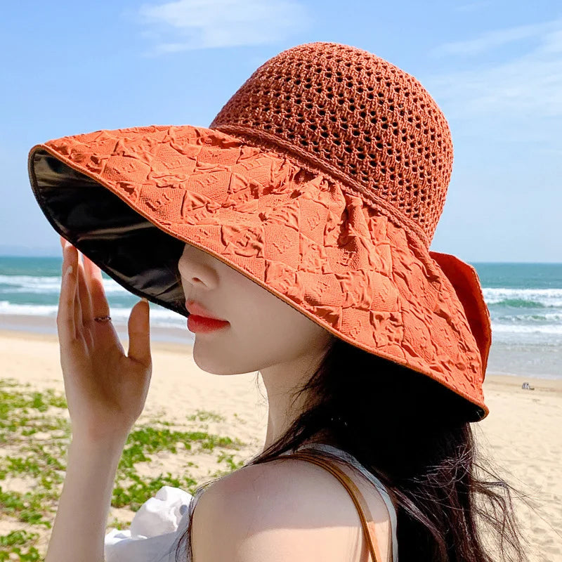 Sombrero femenino con protección UV, plegable, de paja, ideal para actividades al aire libre.