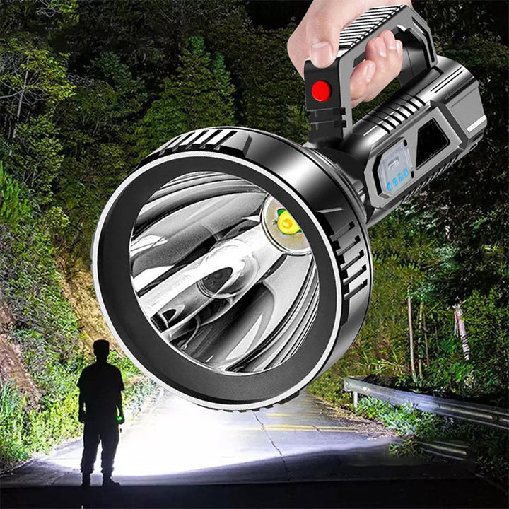 Linterna LED recargable de alta potencia con foco de largo alcance, ideal para camping y emergencia.