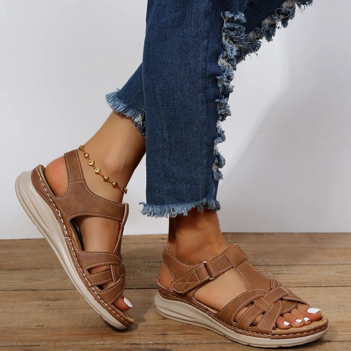 Sandalias de mujer cómodas con tacón en bloque negro y tiras marrones, ideales para el verano.
