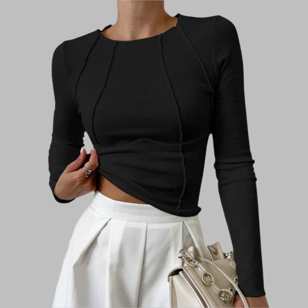 Mujer luciendo camiseta de manga larga estilosa y elegante. Un básico versátil para cualquier outfit de mujer.
