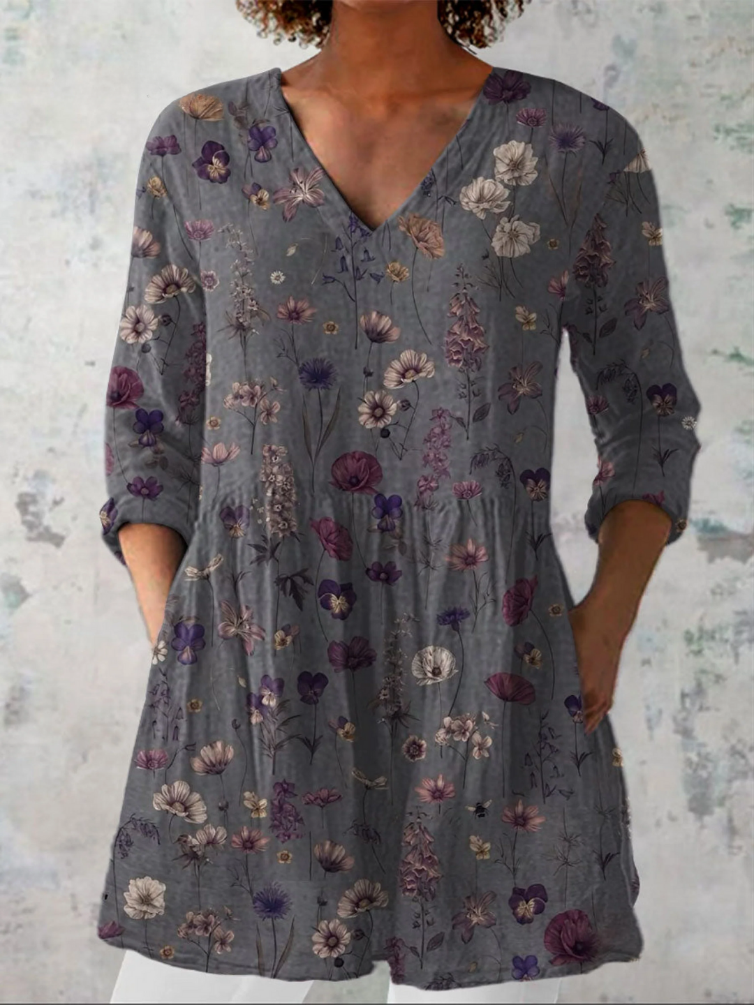 Camisa de mujer fluida gris con estampado, cuello V. Perfecta para el verano y la primavera, estilo elegante casual.