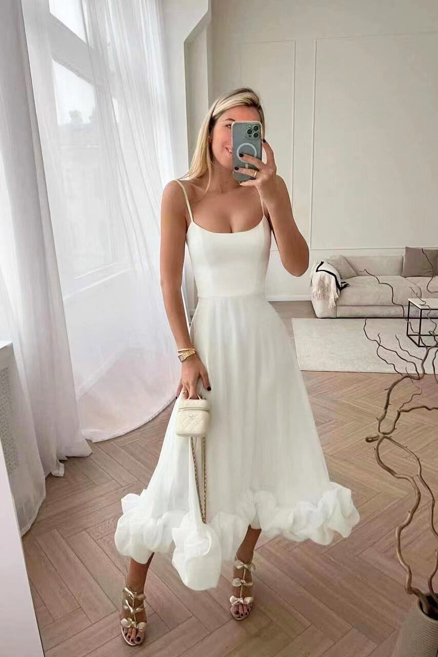 Vestido elegante de mujer con volantes delicados y sofisticado escote en V, moda actual.