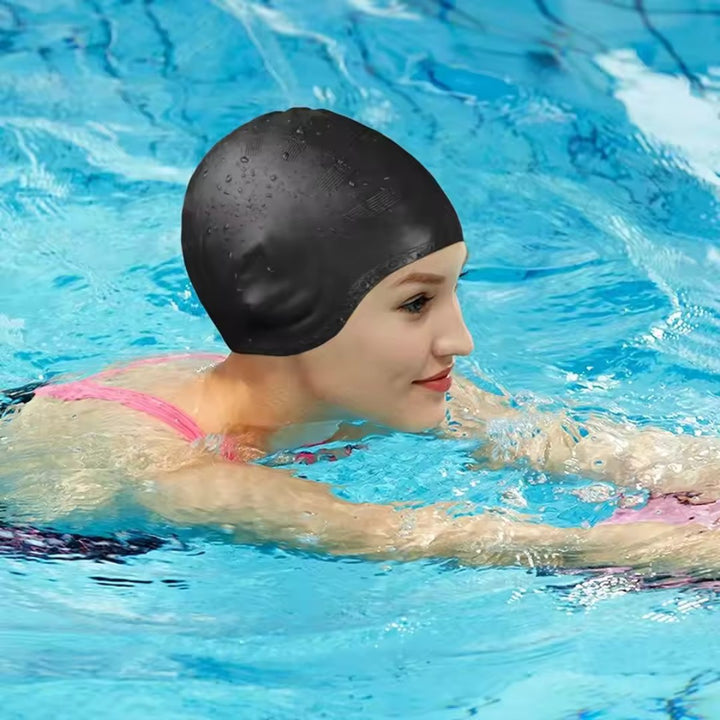 Gorro natación unisex con protección auditiva, ideal para piscina y entrenamiento.