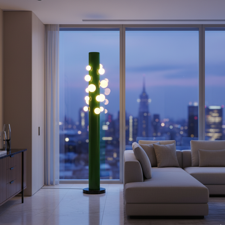 Lámpara de pie moderna y elegante. Base verde, pantalla blanca. Ideal para salón o dormitorio.