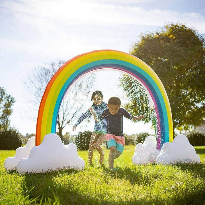 Rociador inflable arcoíris para niños, ideal para juegos de agua en el jardín durante el verano.