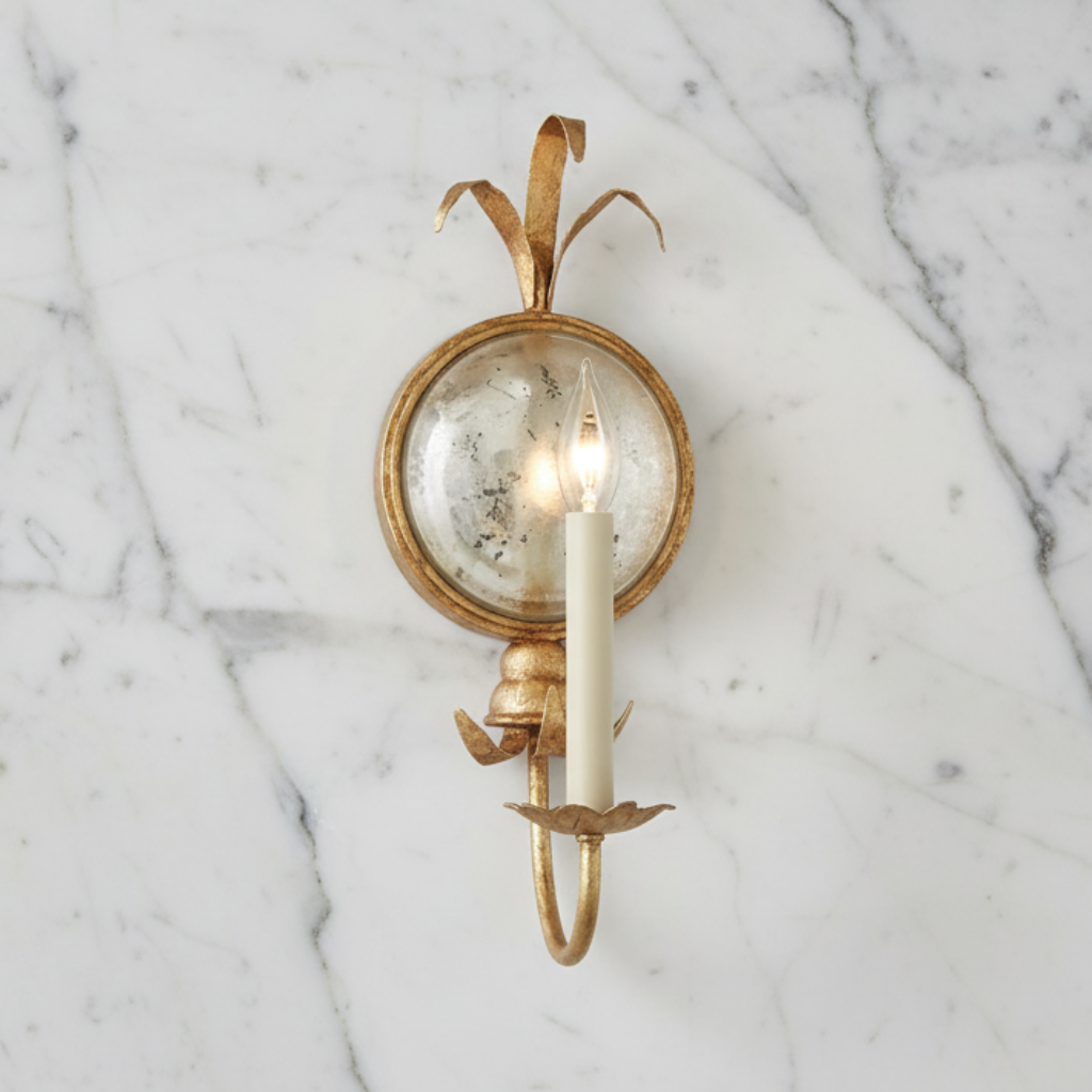 Aplique de pared latón antiguo con espejo, luces vela. Iluminación clásica para decoración vintage.