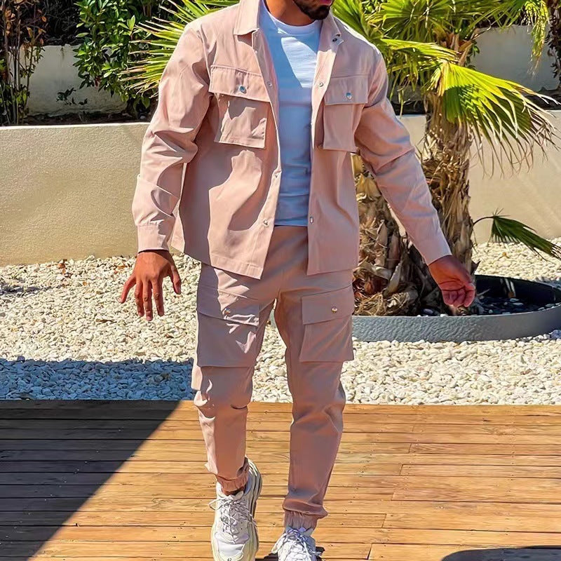 Hombre vistiendo un conjunto cargo urbano de sudadera y pantalón. Moda masculina cómoda y casual.