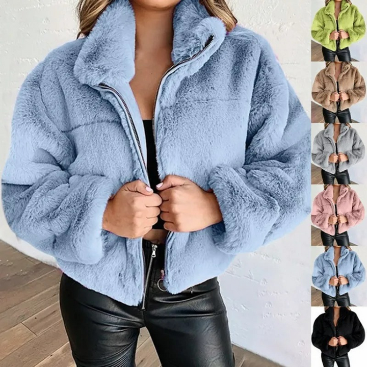 Chaqueta teddy corta para mujer, ideal para invierno, estilo casual y abrigadora.
