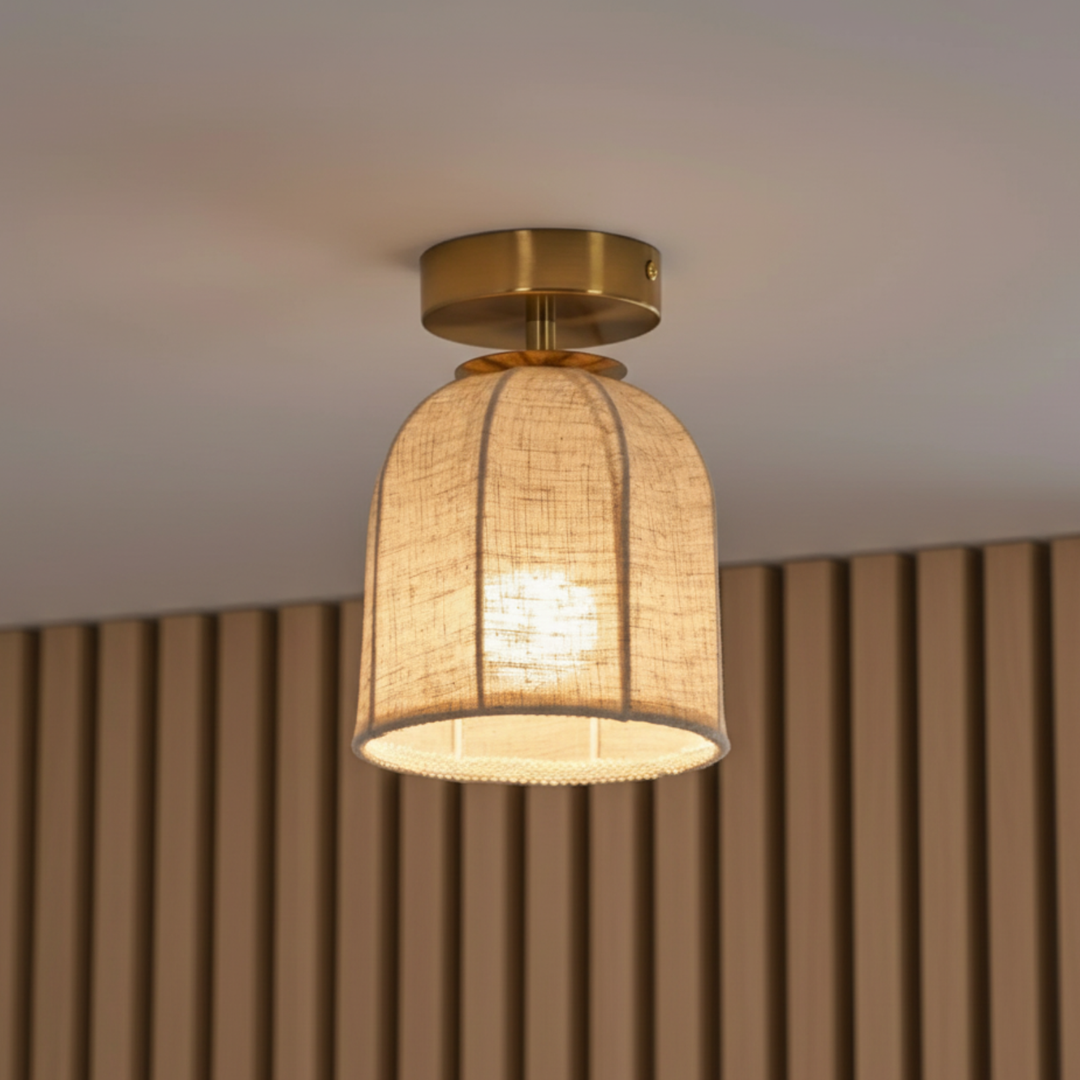 Lámpara de techo empotrada de campana, latón cepillado, luz cálida para ambiente acogedor.