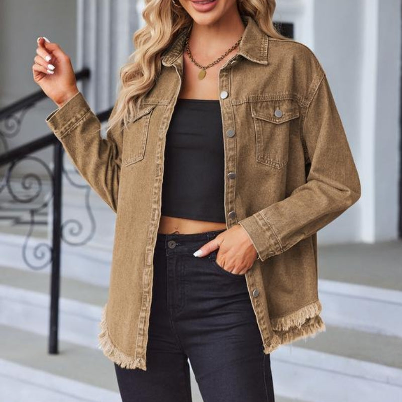 Detalle de chaqueta vaquera denim para mujer. Bajo deshilachado, estilo moderno y casual.