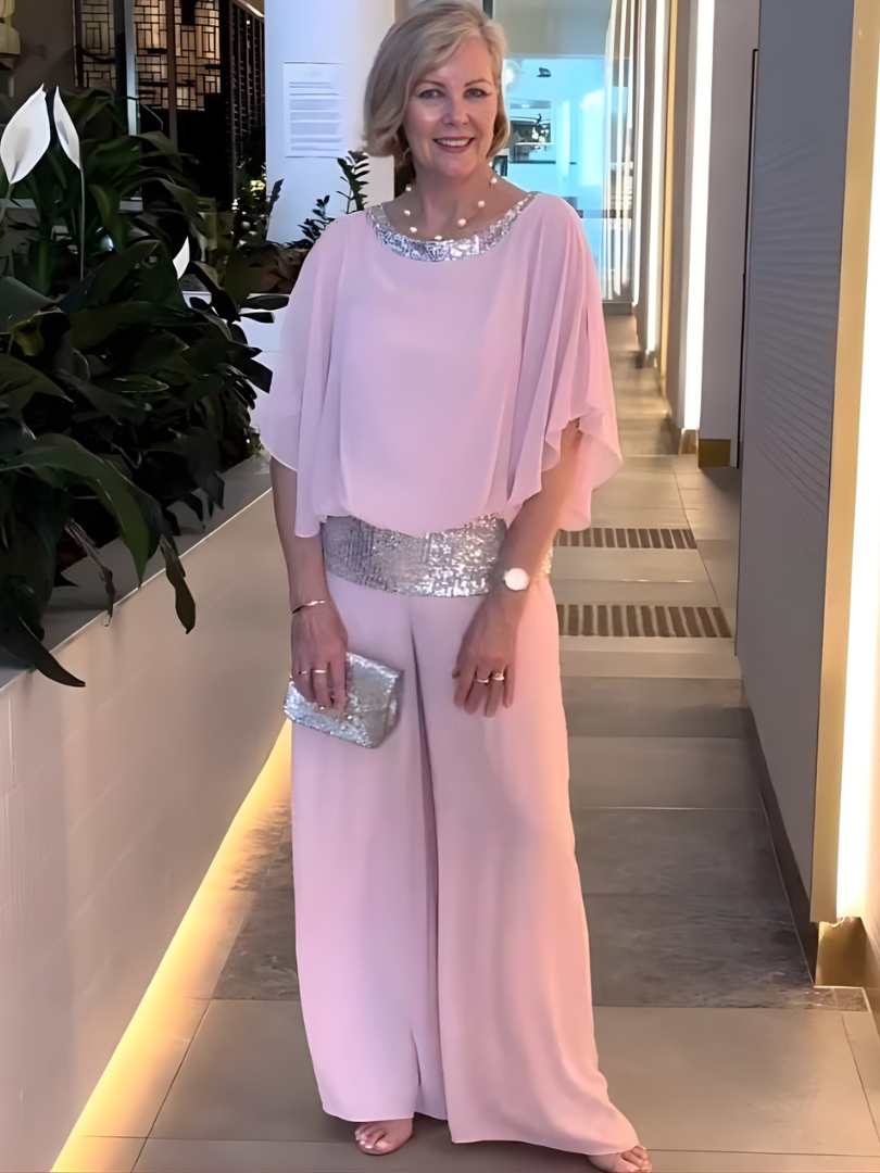 Atuendo formal de dos piezas Ramona para mujer, cómodo con pantalón ancho y blusa de brillo sutil.