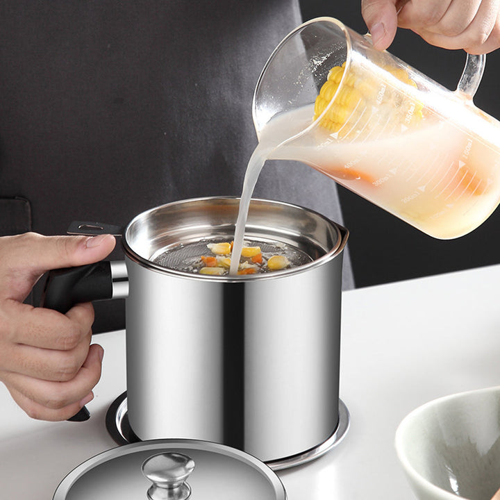 Recipiente de acero para freír y almacenar aceite de cocina, con filtro que asegura la limpieza y durabilidad.