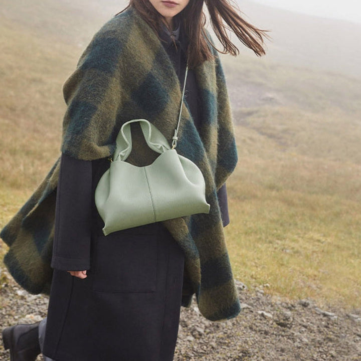 Bolso de mujer Lina de diseño moderno y textura elegante. Correa ajustable lo convierte en una práctica bandolera.