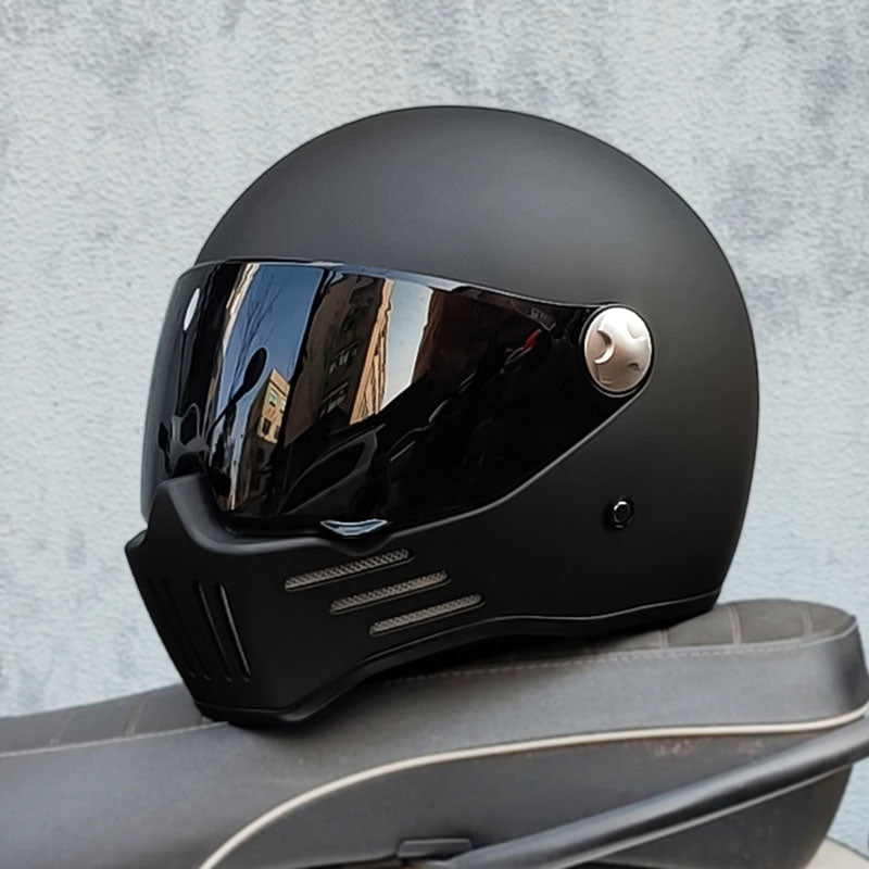 Casco integral unisex para moto con certificaciones DOT ECE. Visor oscuro, máxima seguridad en carretera.