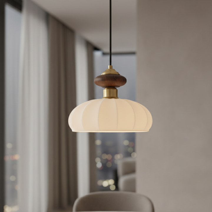 Lámpara colgante Ceres de diseño orgánico con vidrio acanalado y madera natural. Iluminación moderna para el hogar.