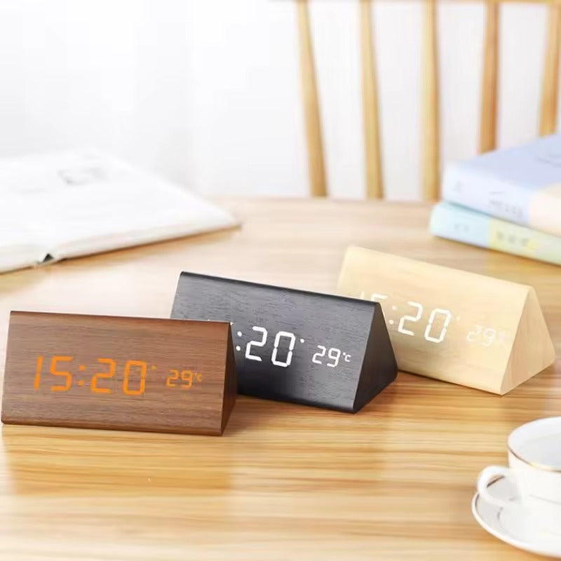 Despertador digital de madera con pantalla LED, control por voz, ideal para dormitorio moderno y decoración del hogar.