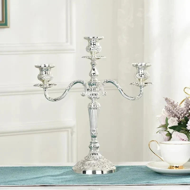 Centro de mesa europeo con candelabro, aleación de metal, dorado, para velas.