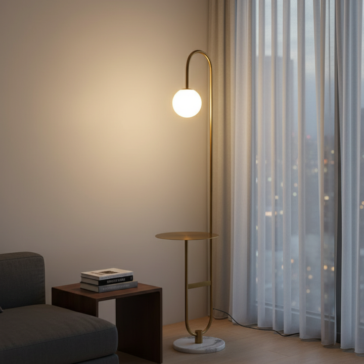 Decoración y luz: lámpara de pie escandinava con mesa lateral, ideal para cualquier rincón moderno.