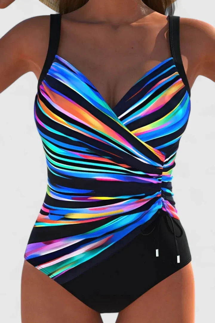 Bañador moldeador de mujer, con rayas elegantes y escote en V. Ideal para lucir en la playa o piscina.