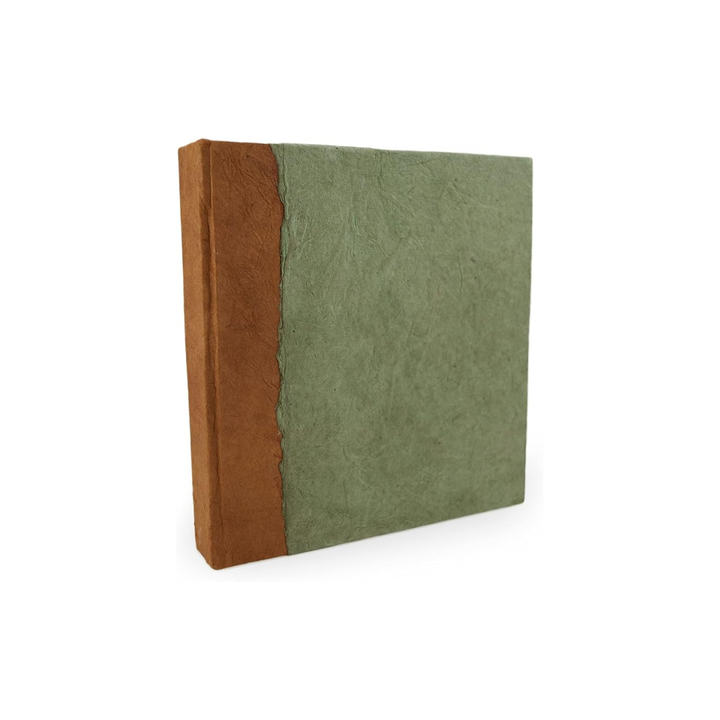 Cuaderno artesanal Namaste con tapa decorada, ideal para escritura y meditación. Papel Lokta natural y ecológico.