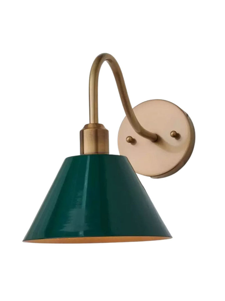 Luminaria de pared estilo minimalista, luz focal en latón, diseño cónico.