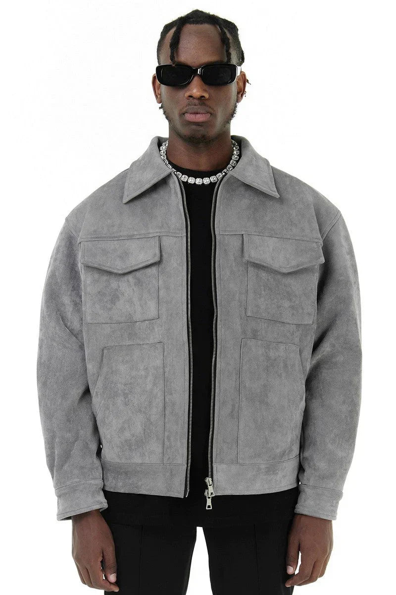 Cuello robusto de chaqueta utility hombre. Detalle de moda masculina moderna y funcional para otoño.