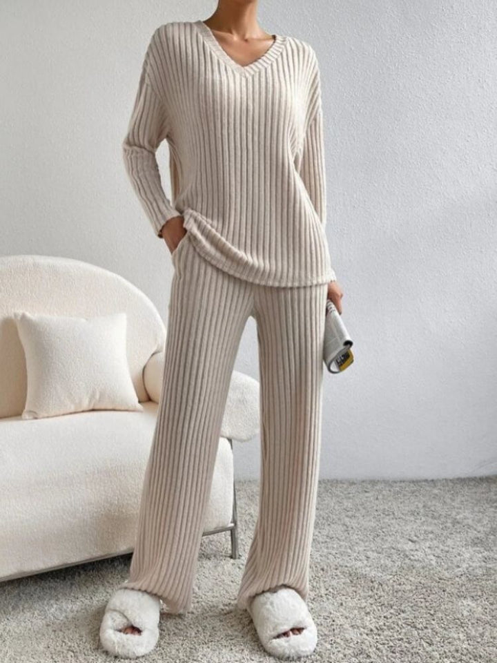 Conjunto elegante de suéter y pantalón para mujer, ideal para otoño/invierno. Comodidad y moda femenina.