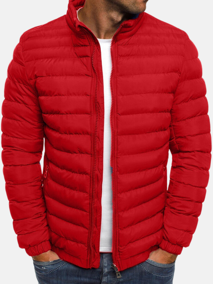 Chaqueta hombre puffer acolchada, abrigo invierno casual. Ropa de moda masculina con estilo moderno y calidez.