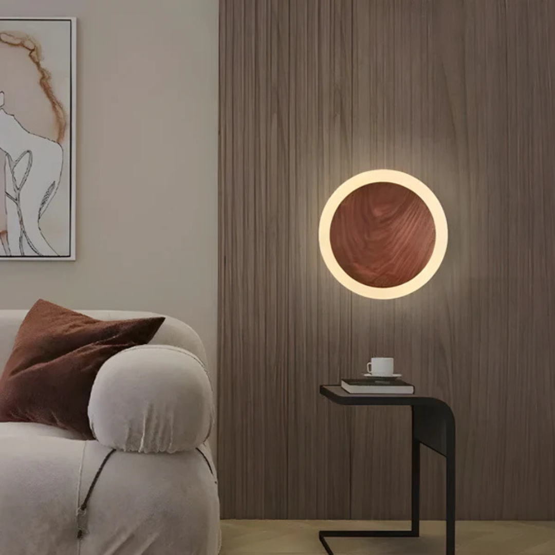Lámpara de pared LED escandinava moderna. Aplique de madera natural, luz cálida para decoración interior del hogar.