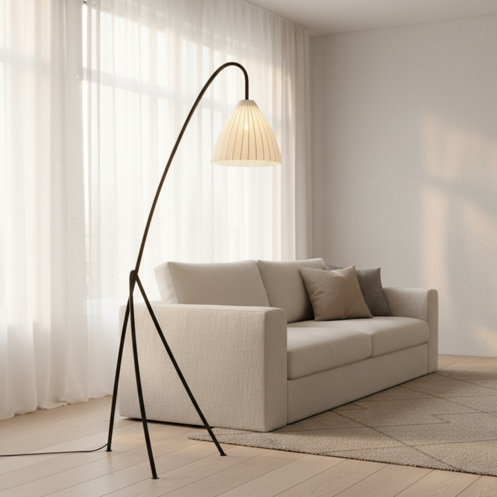 Lámpara de pie moderna trípode con pantalla plisada. Iluminación elegante para sala de estar.