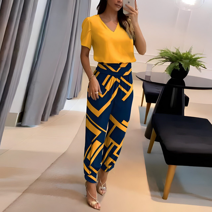 Conjunto LYA moderno de dos piezas para mujer, top y pantalón, ideal para atuendos de verano casuales y elegantes.