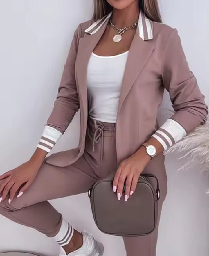 Conjunto elegante de blazer y pantalón para mujer, ideal para oficina o negocios, mostrando estilo profesional.