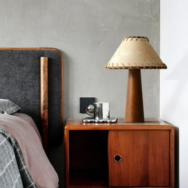 Detalle de lámpara de mesa LED de madera, estilo wabi-sabi, con luz suave, acento decorativo japonés.