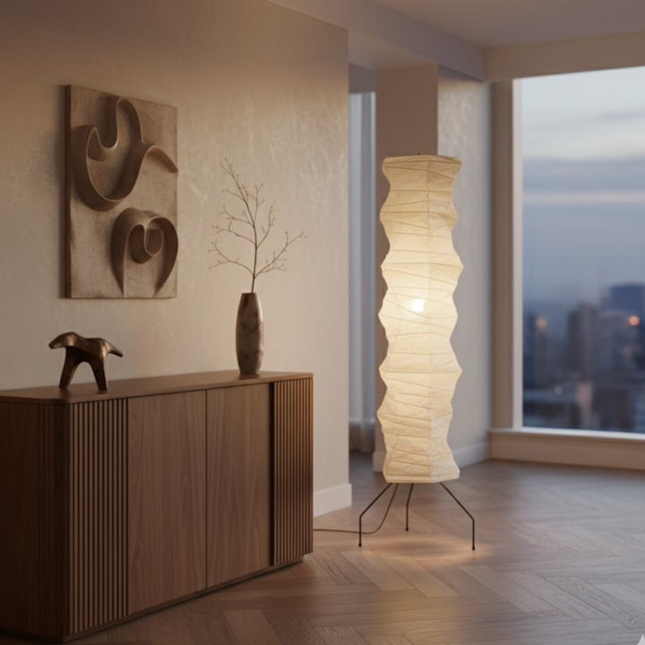 Lámpara de pie WabiSabi orgánica para salón, diseño japonés moderno. Iluminación serena y cálida.