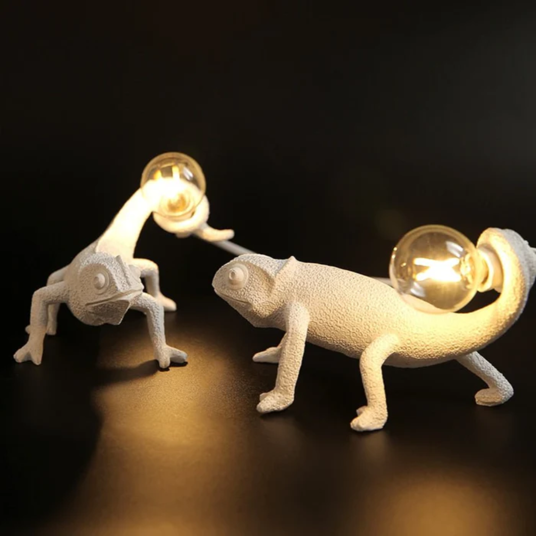 Lámpara de mesa LED decorativa de resina con diseño de gecko, ideal para hogar y ambiente.