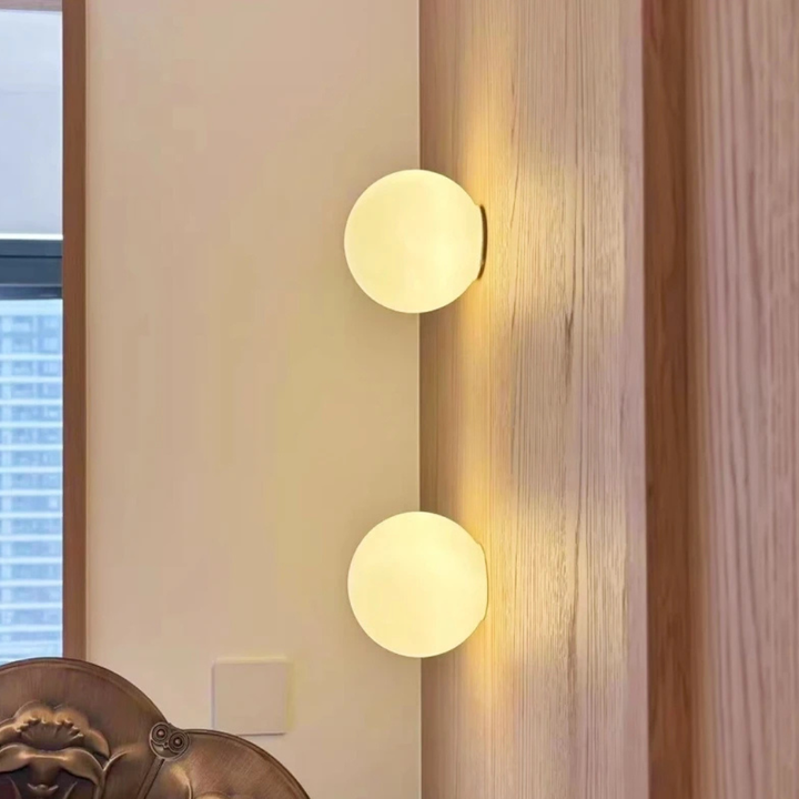 Aplique de pared moderno, esfera de luz para un toque minimalista en la decoración del hogar.