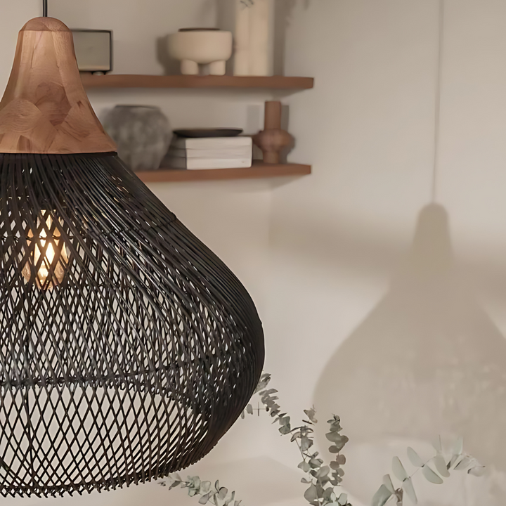 Lámpara colgante de ratán, tejida a mano. Estilo boho natural para decoración e iluminación del hogar.