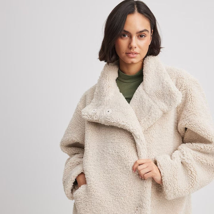 Chaqueta de invierno oversize para mujer, moda casual y cómoda. Abrigo beige cálido con estilo moderno.