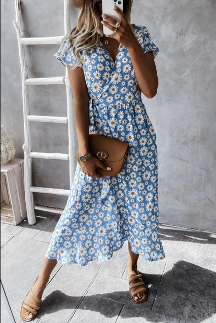 Vestido de verano fluido para mujer con escote en V, ideal para un look casual elegante y cómodo en la playa.