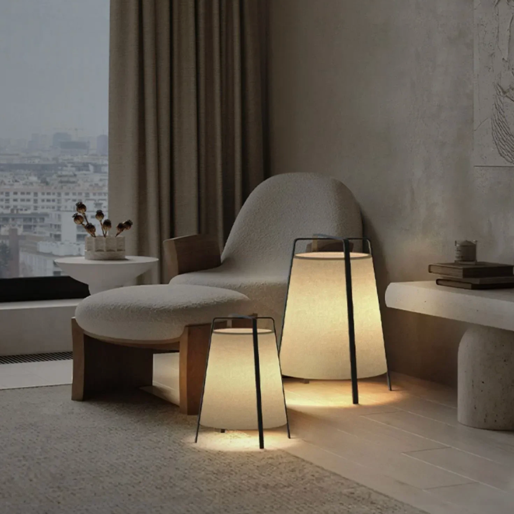 Lámpara de pie moderna para decoración interior, diseño elegante y luz cálida.