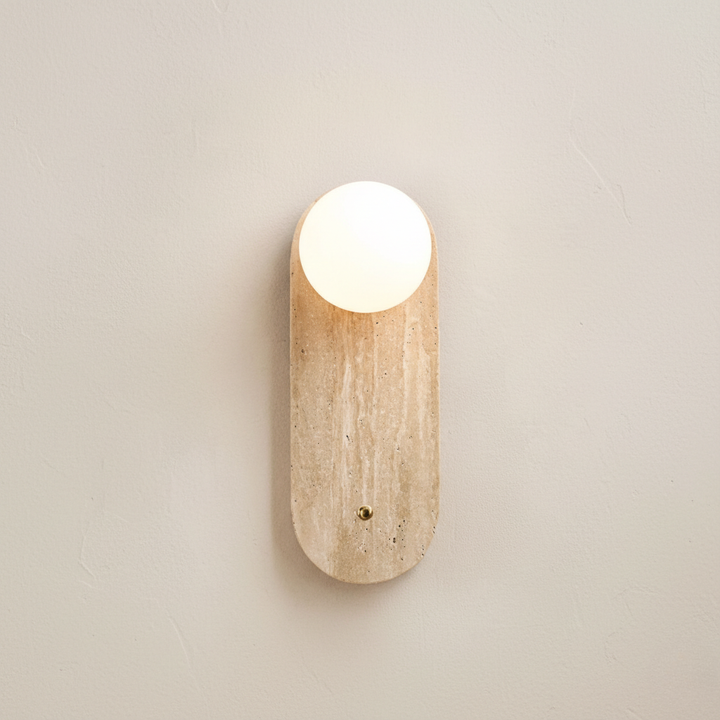 Aplique de pared artesanal estilo Wabi-Sabi con luz cálida LED, perfecto para decoración de hogar minimalista.