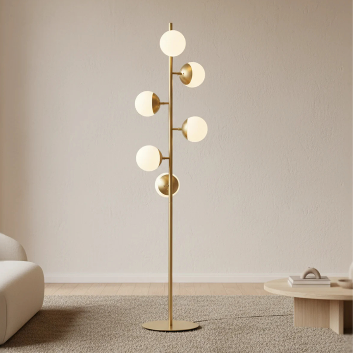 Lámpara dorada de mesa, diseño elegante para mesita de noche, iluminación funcional y chic.