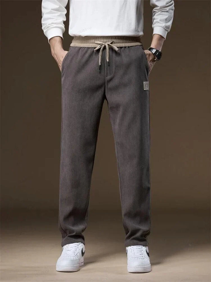 Joggers para hombre en tela suave y transpirable, diseñados para máximo confort y libertad de movimiento.
