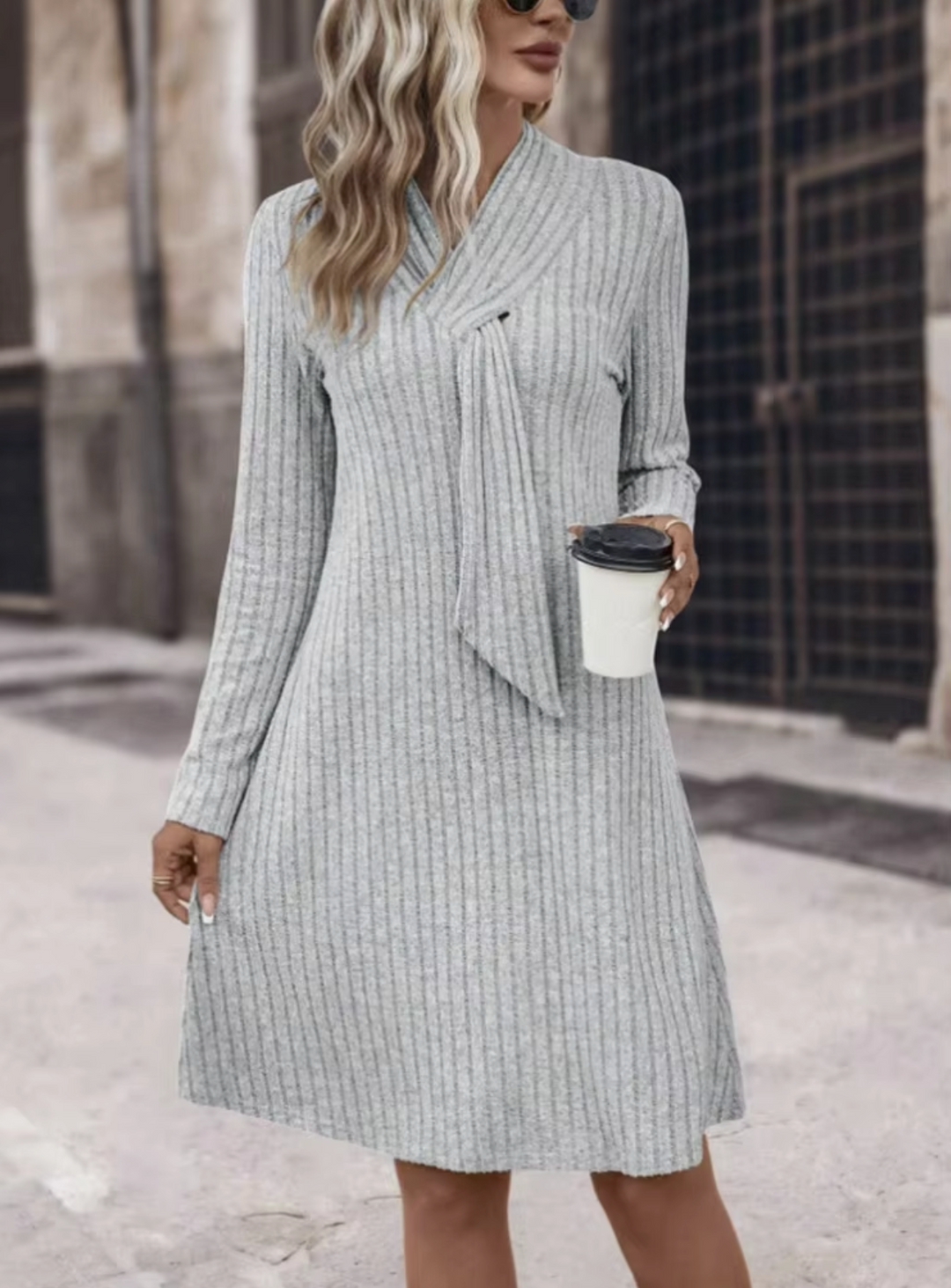 Vestido gris ALINA de manga larga para mujer, estilo moderno y confortable, ideal para outfits de otoño e invierno.