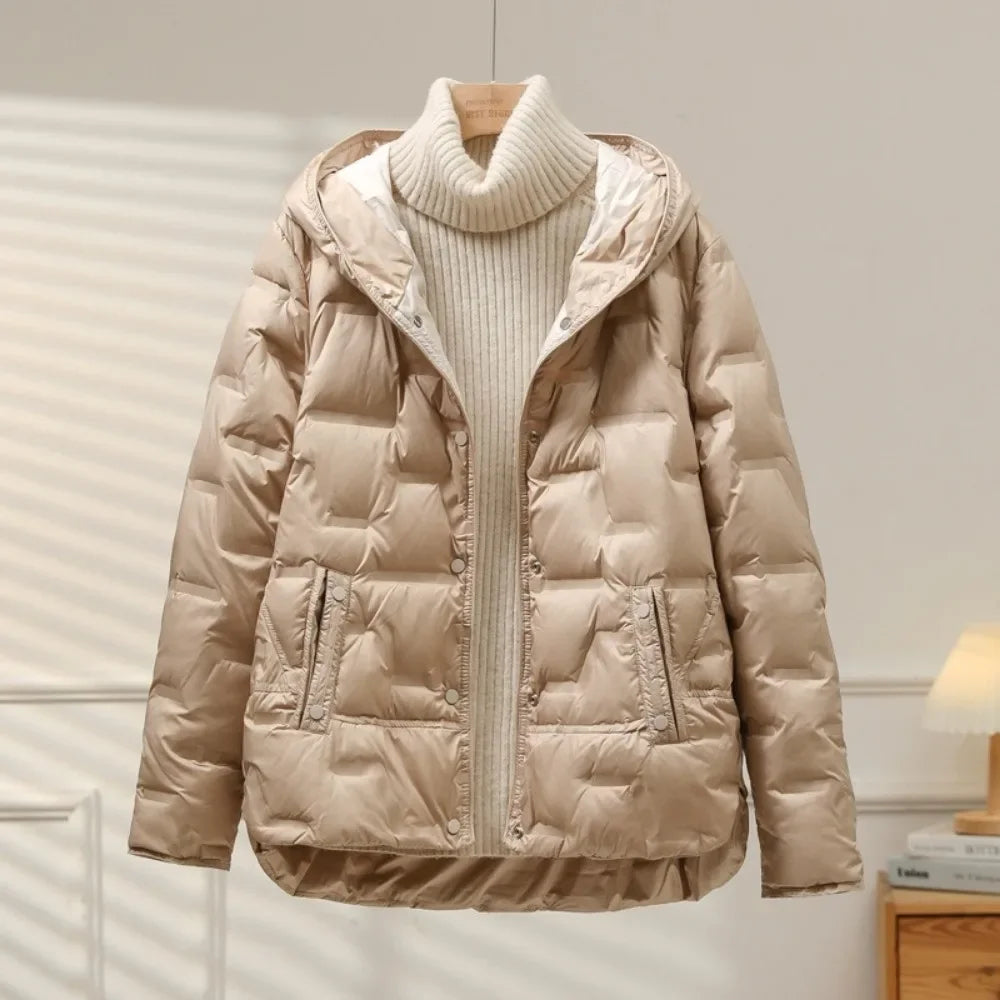 Abrigo elegante de mujer con capucha, acolchado y cómodo, esencial para protegerse del frío.